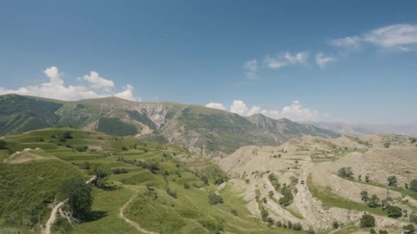 晴れた日に美しい渓谷と素晴らしい風景の空中ビュー。行動だ。青空を背景に夏の山の上を飛ぶ. — ストック動画