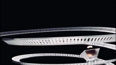 Minerallerin taşınması için spiral şeklinde demiryolu üzerinde tekerlekleri olan maden arabası. Tasarım. Kristal küresi olan bir araba siyah bir zeminde hızla ilerliyor, madencilik kavramı..