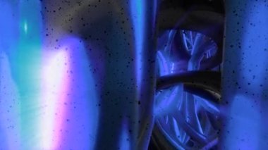 Hareket eden virajların 3 boyutlu animasyonu. Hareket. Renkli 3 boyutlu kıvrımları sıvı gibi hareket eden inanılmaz bir animasyon. Yanardöner sıvı çizgilerin alanı ve siyah parçacıkların akışıyla bükülür