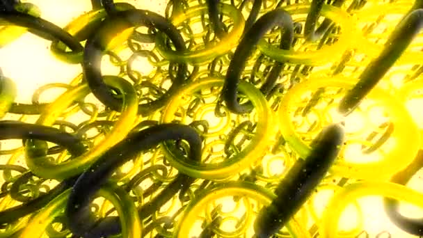 Анімація з багатьма кільцями, що обертаються в ланцюгах. Рух. Багато тривимірних кілець обертаються в ланцюгах, що випромінюють кольорове світло. Нескінченний простір обертання кольорових кілець в ланцюгах — стокове відео