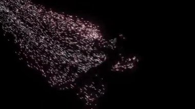 Tanımlanamayan parçacıklardan oluşan bir insan figürü siyah bir arkaplanda parçacıklardan oluşan bir iz bırakıyor. Tasarım. Uzay evreninde kusursuz bir döngüde uçan bir insanın ruhu..