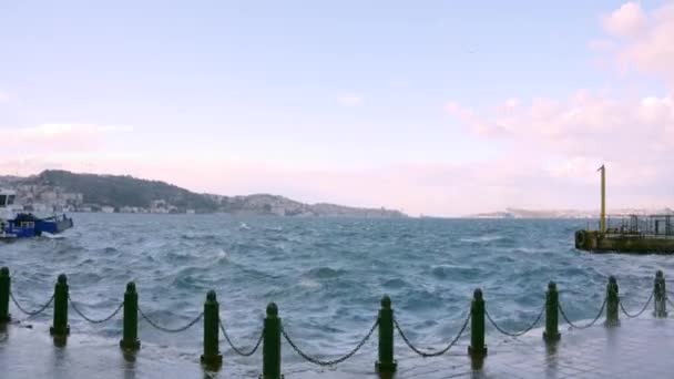 Bella vista del porto turistico con spruzzi di onde. Azione. Marina della città con grandi onde nel tempo ventoso. Onde escono dal molo della città in tempo ventoso — Video Stock