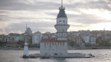 Şehrin arka planındaki küçük adada eski bir kule. Başla. Türk Körfezi 'ndeki adada kulesi olan güzel bir manzara. Türkiye 'de küçük bir adada tarihi bakire kulesi