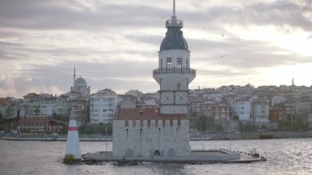 도시 주변의 작은 섬에 있는 오래 된 타워에요. 행동. 터키만의 섬에 탑 이 있는 아름다운 풍경입니다. 터키 의작은 섬에 있는 역사적 인 처녀 탑 — 비디오