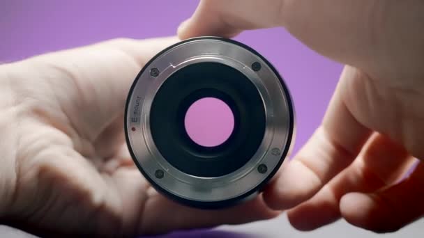 Close-up of man rotating lens. Mulai. Fotografer mengubah cincin lensa profesional pada latar belakang yang terisolasi. Lensa berubah ukuran dari rotasi cincin oleh fotografer — Stok Video