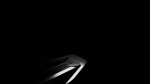 Una espada medieval de color plata volando sobre fondo negro. Diseño. Juego de luces y sombras, concepto de guerra o batalla, arma afilada en la oscuridad, monocromo. — Foto de Stock