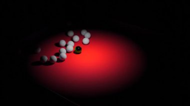 Üç boyutlu bilardo animasyonu. Tasarım. Bilardo masasındaki top üçgeninden seçici ışık. Bilardo toplarının kırılma üçgeni