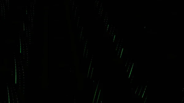 Sötét minta sok hosszú 3D objektummal, neon mozgó vonalakkal borítva. Tervezés. Sorok kúp alakú alakok lapos vágott tetejű forgó fekete alapon. — Stock Fotó