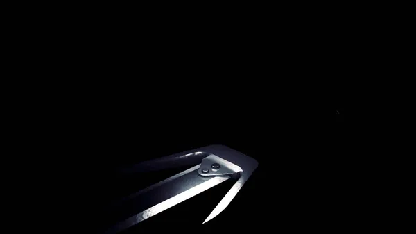 검은 배경에 대고 날고 있는 중세의 은색 검. 디자인. 빛 과 그림자의 게임, 전쟁 또는 전쟁의 개념, 어둠 속의 날카로운 무기 모노크롬. — 스톡 사진