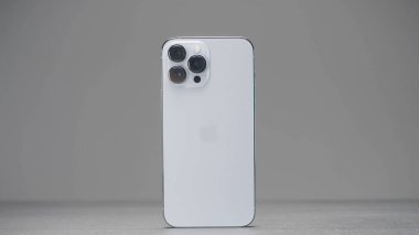 Shenzhen - Çin, 10.16.2021: iPhone 13 Pro Max ve gümüş renkli üç kamera. Başla. Yüksek kalitede yeni bir teknolojik akıllı telefonun sunumu.