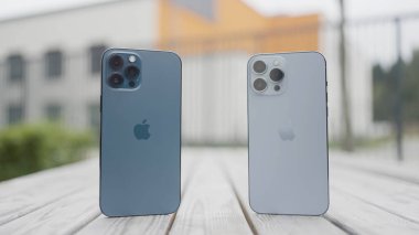 Moskova - Rusya, 10.10.2021: Yeni İphone 13 Pro Max 'in sunumu. Başla. Yeni teknolojiler kavramı, iki akıllı telefonun açık hava bankında durması..