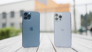 Moskova - Rusya, 10.10.2021: Yeni İphone 13 Pro Max 'in sunumu. Başla. Yeni teknolojiler kavramı, iki akıllı telefonun açık hava bankında durması..