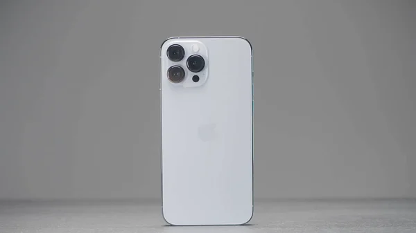 Shenzhen - China, 10.16.2021: iPhone 13 Pro Max con tres cámaras en color plata. Acción. Presentación de un nuevo smartphone tecnológico de alta calidad. — Foto de Stock