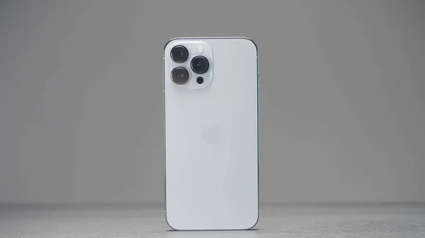 Shenzhen - China, 10.16.2021: iPhone 13 Pro Max con tres cámaras en color plata. Acción. Presentación de un nuevo smartphone tecnológico de alta calidad. Imágenes De Stock Sin Royalties Gratis