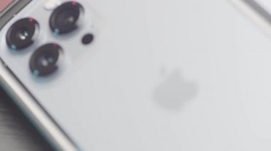 Shenzhen - Çin, 10.16.2021: iPhone 13 Pro Max ve gümüş renkli üç kamera. Başla. Yüksek kalitede yeni bir teknolojik akıllı telefonun sunumu.