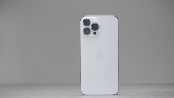 Shenzhen - China, 10.16.2021: iPhone 13 Pro Max з трьома камерами срібного кольору. Почали. Представлення нового технологічного смартфону високої якості. — стокове відео