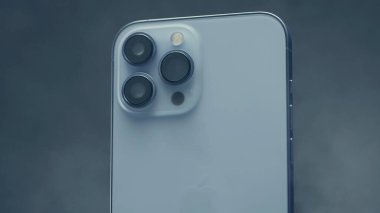 Rusya, MOSCOW - 27 Eylül 2021: İzole edilmiş arkaplanda yeni iPhone. Başla. İzole edilmiş arka planda yeni iPhone 13 profosyonel tasarımı. Reklam için iPhone 'un dış tasarımı gözden geçirilecek