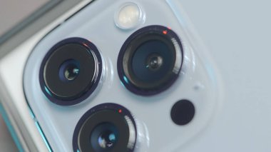 Rusya, MOSCOW - 27 Eylül 2021: iPhone 'daki üç kameraya yakın çekim. Başla. Yeni iPhone 13 'teki üç kamera şık tasarlanmış. Yeni iPhone 'da profesyonel kameralar