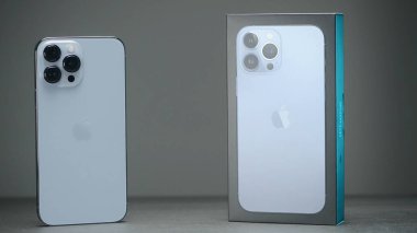 Rusya, MOSCOW - 27 Eylül 2021: yeni iPhone paketleri açılıyor. Başla. Apple 'dan yeni iPhone 13 alımı. Yeni yapılandırmada üç kameralı lüks iPhone