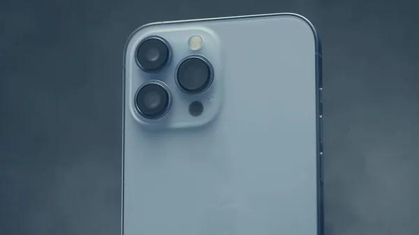 RUSIA, MOSCÚ - 27 de septiembre de 2021: Nuevo iPhone sobre fondo aislado. Acción. Diseño elegante del nuevo iPhone 13 Pro sobre fondo aislado. Revisión de diseño externo de iPhone para publicidad — Foto de Stock