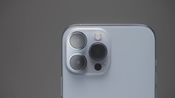 Shenzhen - Κίνα, 10.16.2021: iPhone 13 Pro Max με τρεις κάμερες σε ασημί χρώμα. Πάμε. Παρουσίαση ενός νέου τεχνολογικού smartphone υψηλής ποιότητας. — Αρχείο Βίντεο