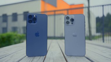 Rusya, MOSCOW - 27 Eylül 2021: iPhone Karşılaştırması. Başla. Apple şirketinden iPhone 'ların dış tasarımı. Kameraların ve iki iPhone boyutlarının karşılaştırılması