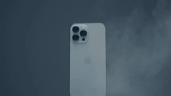 RUSSLAND, MOSKAU - 27. SEPTEMBER 2021: Entwurf eines neuen Telefons auf isoliertem Hintergrund für Werbung. Handeln. Neues Modell des iPhone 13 pro von Apple. Stilvolles Design des neuen iPhones mit spektakulärem Dunst — Stockfoto