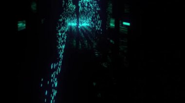 Parlak kıvılcımları olan yürüyen adam. Tasarım. Parlak kıvılcımlar saçan yürüyen bacakların siyah silueti. Parlak renkli kıvılcımlar akıntıya kapılır yürüyen bir insanla