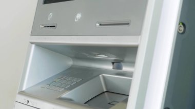 ATM makinesi, finansal işlemler ve para konsepti. HDR. Çalışan metal banka makinesini kapat.