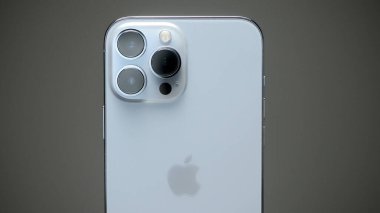 Rusya, MOSCOW - 27 Eylül 2021: 13 profesyoneli yeni iPhone. Başla. iPhone 13 'ün dış tasarımı ile reklam videosu. Metal çantalı ve üç kameralı yeni iPhone 'un şık dış tasarımı