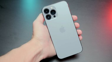 Rusya, MOSCOW - 27 Eylül 2021: 13 profesyoneli yeni iPhone. Başla. iPhone 13 'ün dış tasarımı ile reklam videosu. Metal çantalı ve üç kameralı yeni iPhone 'un şık dış tasarımı