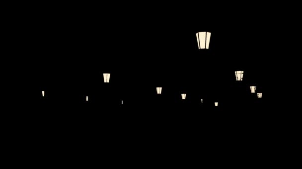 Paisaje de ciudad monocromo abstracto con una calle vacía decorada con dos filas de linternas. Diseño. Un tren en movimiento con luces en las ventanas por la noche. — Vídeos de Stock