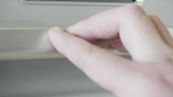 Närbild av man hand vidrör punktskrift på en metallskylt. HDR. Synskadade eller blinda som använder handen för att läsa information på en metallskylt. — Stockvideo