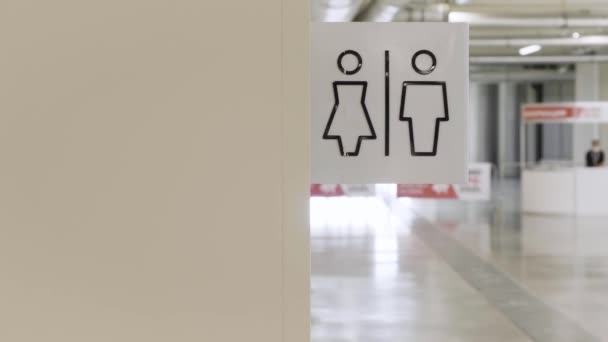 Мужские и женские туалеты вывеска в торговом центре. HDR. Часть бежевой стены с мужской и женской символикой общественного туалета. — стоковое видео