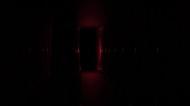 Yaklaşan karanlıkla birlikte karanlık koridor. Tasarım. Karanlık koridorun sonunda hareket eden neon ışığı var. Karanlık koridor boyunca soluk bir ışık yaklaşıyor ve karanlıkta kayboluyor.
