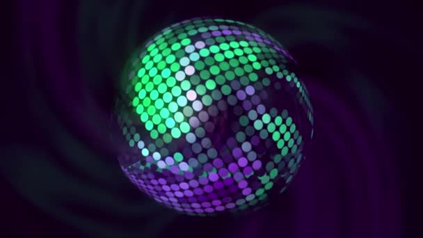Диско-куля обертається і змінюється з кольорами. Рух. Обертається 3D диско-куля з різнокольоровими квітами. Диско м'яч обертається з гіпнотичними кольорами — стокове відео
