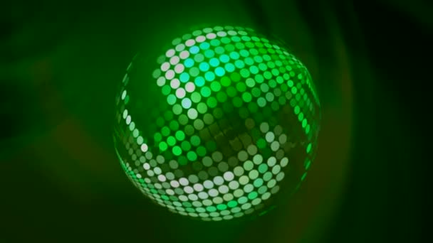 Balle disco rotative avec spirale. Motion. Hologramme coloré sur boule disco avec rayonnement. Boule disco tournante lumineuse avec spirale colorée réfléchissante — Video