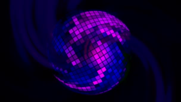 Disco-Spiegelkugel in violetten Farben, umgeben von dunklen hellen Streifen, nahtlose Schlaufe. Design. Spinnende Retro-Pixelkugel. — Stockvideo