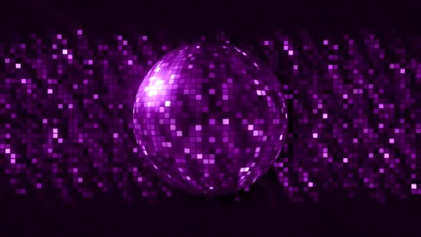 회전하는 디스코볼 이 있는 아름다운 반짝이는 배경. 움직임. 빛나는 사각형을 가진 밝게 회전하는 공. 화려 한 사각형을 배경으로 색깔있는 디스코 볼 이 돌아가고 있다 — 비디오