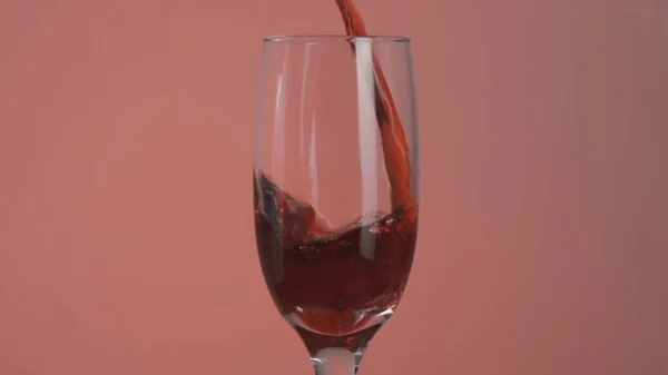 Близько вишневого або гранатового соку наливають у склянку. Дія. Заповнення прозорого келиха смачним соком, концепція вітамінової дієти . — стокове фото