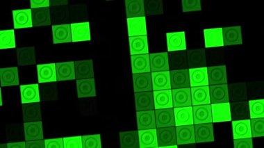 Parlayan mozaik fayanslar rastgele yanıp sönüyor ve dönüyor. Hareket. Siyah arkaplan üzerinde dairelerin resmedildiği hareket eden yeşil kareler.