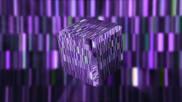 Светящийся ящик открывается в киберпространстве. Движение. Футуристический пустой куб открывается на фоне мерцающего полосатого фона. 3D куб открывается в игровом пространстве — стоковое видео