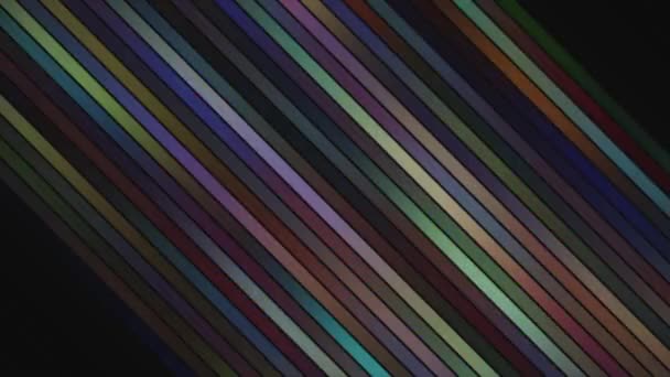 Des rayures diagonales colorées scintillent sur fond noir. Motion. Des lignes multicolores brillantes scintillent magnifiquement. scintillement olographe multicolore des lignes diagonales — Video