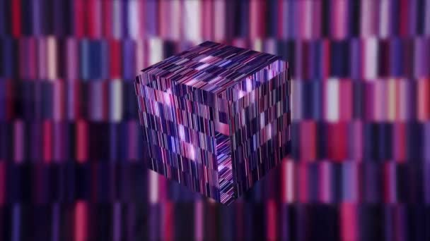 Яркий куб в игре. Движение. Сияющий цветной куб в киберпространстве. Неоновый полосатый куб открывается в игровом пространстве — стоковое видео