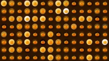 Puantiyeli ve balkabaklı Cadılar Bayramı arkaplanı. Hareket. Yanıp sönen noktalı bir sürü balkabağı. Geçmişinde bir sürü yanıp sönen nokta ve küçük balkabağı görüntüleri var. Cadılar Bayramı geçmişi