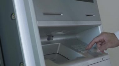 Erkek el ATM klavyesine şifre giriyor, hesaptan para çekiyor. HDR. Para çekmek için otomatik makine.