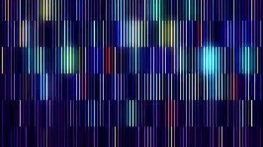 Yansıtıcı çizgili duvar yatay parçalara bölünmüş, pürüzsüz döngü. Hareket. Cam efektli kısa çizgilerin leylak tonları.