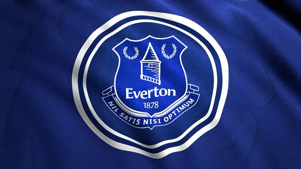 Flying flagga med Everton FC fotbollsklubbens logo, närbild. Rörelse. Vifta abstrakt blå och vit flagga med emblemet av en engelsk professionell fotbollsklubb. Endast för redaktionellt bruk. — Stockfoto