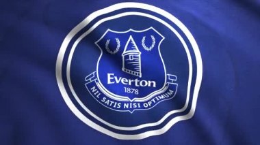 Everton FC futbol kulübü logosunun dalgalandığı bayrak, yakın çekim. Hareket. İngiliz profesyonel futbol kulübünün amblemiyle soyut mavi ve beyaz bayrak sallıyor. Sadece yazı işleri için..
