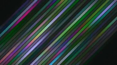 Siyah arkaplanda renkli çapraz çizgiler parıldıyor. Hareket. Parlak renkli çizgiler çok güzel parlıyor. Çapraz çizgilerin çok renkli holografik titreşimleri